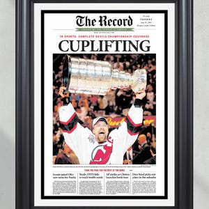 Impression de la page de couverture du journal encadré « CUPLIFTING », champions de la Coupe Stanley des Devils du NJ 2003