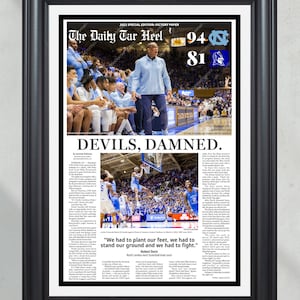 Puede incluir: Una p&aacute;gina de peri&oacute;dico de estilo vintage con una foto de un partido de baloncesto. El titular dice "Devils, Damned." El texto debajo del titular dice "We had to plant our feet, we had to stand our ground and we had to fight." - Hubert Davis, entrenador en jefe del baloncesto masculino de Carolina del Norte.