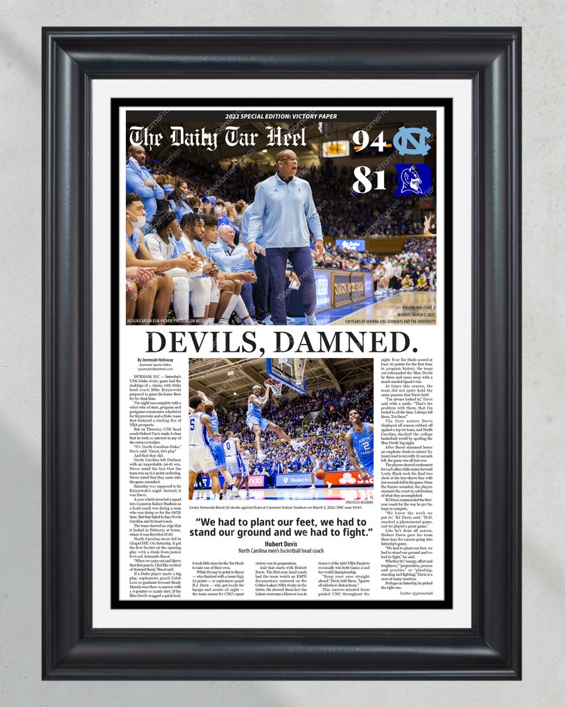 Puede incluir: Una p&aacute;gina de peri&oacute;dico de estilo vintage con una foto de un partido de baloncesto. El titular dice "Devils, Damned." El texto debajo del titular dice "We had to plant our feet, we had to stand our ground and we had to fight." - Hubert Davis, entrenador en jefe del baloncesto masculino de Carolina del Norte.
