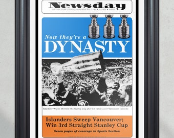 Op de afbeelding: Een vintage krantenkop die de New York Islanders aankondigt als winnaar van hun derde opeenvolgende Stanley Cup-kampioenschap. De kop luidt "Now they're a DYNASTY" met een foto van het team dat feestviert. De tekst onder de kop luidt "Islanders Sweep Vancouver; Win 3rd Straight Stanley Cup. Seven pages of coverage in Sports Section."