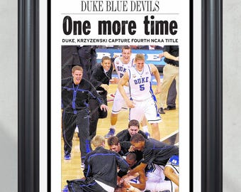Portada de periódico enmarcada con la imagen de los Duke Blue Devils, campeones nacionales de baloncesto universitario de la NCAA en 2010.