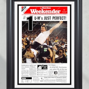 Impressão de jornal emoldurada da primeira página do Miami Hurricanes, campeões nacionais de futebol americano universitário da NCAA de 1988