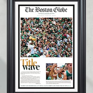 Może przedstawiać: Oprawiony wydruk gazety The Boston Globe z 22 czerwca 2024 r. z nagłówkiem "Title Wave". Obraz przedstawia świętujący tłum, z konfetti i ludźmi w zieleni. Rama jest czarna.