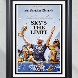 Impresión de periódico enmarcada de portada de los campeones de la NBA del desfile “Sky’s The Limit” de los Golden State Warriors 2022