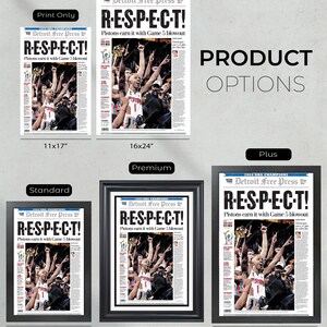 Może przedstawiać: R&oacute;żne oprawione i nieoprawione wydruki z pierwszej strony gazety Detroit Free Press. Nagł&oacute;wek brzmi "R-E-S-P-E-C-T!" z podtytułem "Pistons earn it with Game 5 blowout." Rozmiary obejmują 28x43cm, 33x48cm, 41x61cm, 43x58cm i 46x66cm.