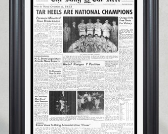 Stampa di giornale incorniciata della prima pagina dei campioni di basket NCAA dei North Carolina Tar Heels del 1957
