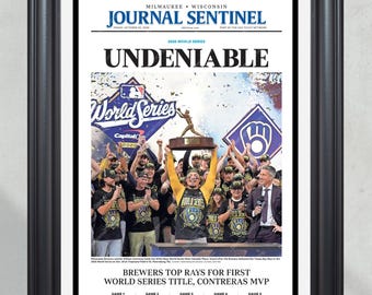 Une du journal encadrée : « Champions incontestables des Séries mondiales de baseball de Milwaukee 2026 »