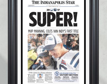 Könnte beinhalten: Gerahmte Titelseite der Zeitung The Indianapolis Star, die den Super Bowl-Sieg feiert. Die Schlagzeile lautet "SUPER!" mit "MVP MANNING, COLTS WIN INDY'S FIRST TITLE." Der Rahmen ist schwarz.