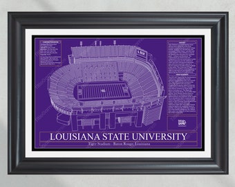 Puede incluir: Impresión enmarcada estilo plano del estadio Tiger de la Universidad Estatal de Luisiana en Baton Rouge, Luisiana. El estadio está representado en líneas blancas sobre un fondo púrpura. La impresión incluye detalles arquitectónicos y texto.