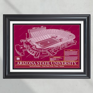 Könnte beinhalten: Eine weiße Linienzeichnung des Sun Devil Stadium, der Heimat der Arizona State University Sun Devils, auf einem maroonfarbenen Hintergrund. Das Stadion ist in einer 3D-isometrischen Ansicht dargestellt. Der Text "Arizona State University" befindet sich am unteren Rand des Bildes, zusammen mit dem Namen des Stadions und seinem Standort.