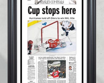 2006 Carolina Hurricanes NHL Stanley Cup-mästare "Cupen stannar här" Inramad tidning på förstasidan