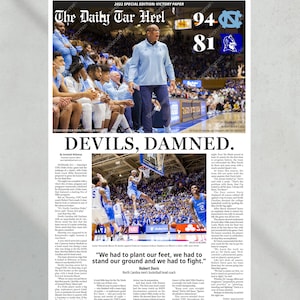 Puede incluir: Un titular de peri&oacute;dico dice "Devils, Damned." con una foto de un jugador de baloncesto en el aire durante un partido. El titular es del Daily Tar Heel, el peri&oacute;dico estudiantil de la Universidad de Carolina del Norte en Chapel Hill. El marcador del partido es 94-81, con los Tar Heels ganando.