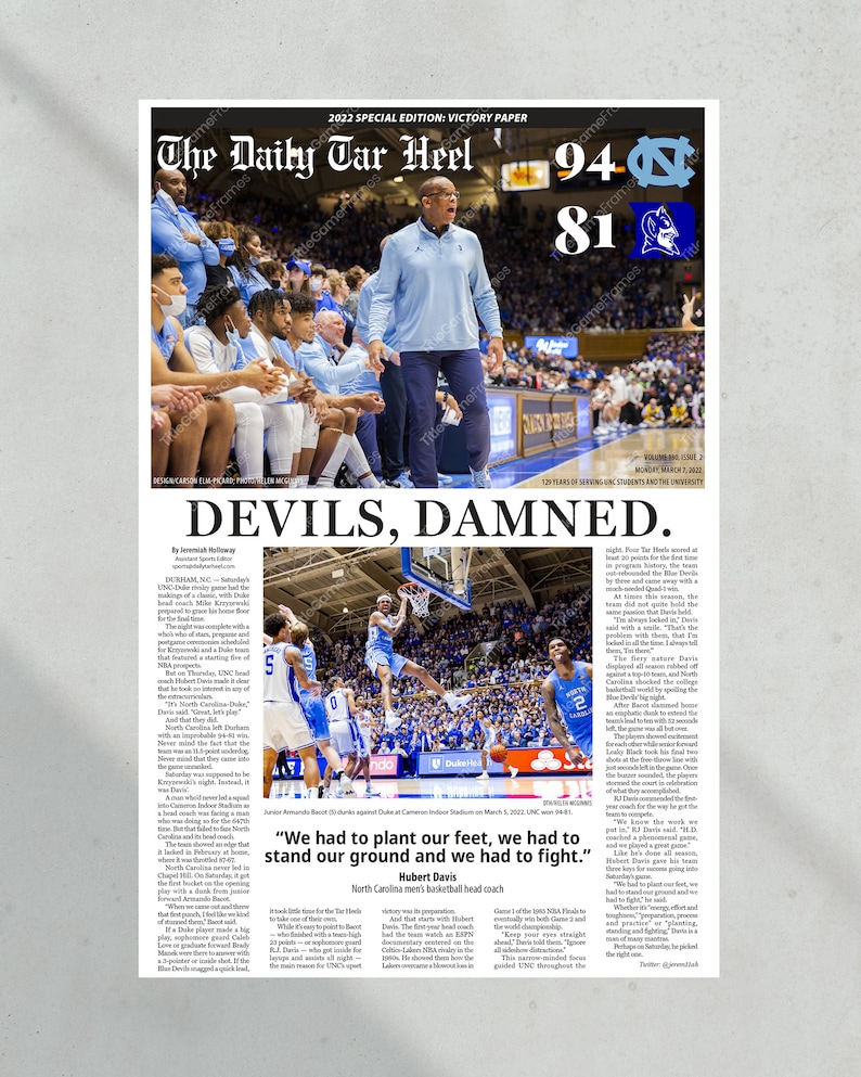 Puede incluir: Un titular de peri&oacute;dico dice "Devils, Damned." con una foto de un jugador de baloncesto en el aire durante un partido. El titular es del Daily Tar Heel, el peri&oacute;dico estudiantil de la Universidad de Carolina del Norte en Chapel Hill. El marcador del partido es 94-81, con los Tar Heels ganando.