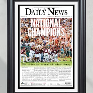 Impresión de periódico enmarcada de portada de los campeones de la Serie Mundial de Mississippi State College 2021