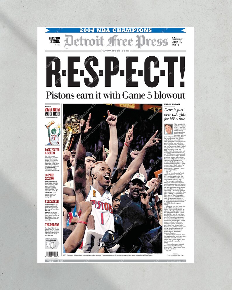 Może przedstawiać: Pierwsza strona gazety Detroit Free Press, świętująca mistrz&oacute;w NBA 2004. Nagł&oacute;wek brzmi "R-E-S-P-E-C-T!" ze zdjęciem drużyny Pistons świętującej zwycięstwo. Artykuł szczeg&oacute;łowo opisuje grę 5.