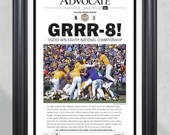 Jornal emoldurado "GRRR-8!" dos campeões da Série Mundial Universitária de 2025 da LSU Tigers