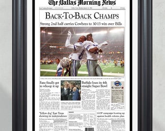 Puede incluir: Una portada de periódico vintage de The Dallas Morning News, fechada el 13 de enero de 1996, con el titular "BACK-TO-BACK CHAMPS". El periódico celebra la victoria de los Dallas Cowboys en el Super Bowl XXVIII con una foto del equipo celebrando su victoria por 30-13 sobre los Buffalo Bills, marcando su segundo título consecutivo del Super Bowl.
