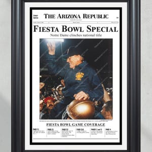 Portada de periódico enmarcada de 1988 con los Notre Dame Fighting Irish, campeones nacionales de fútbol americano universitario de la NCAA.