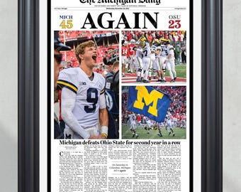 Peut inclure: Une première page de journal avec le titre "AGAIN" en gros caractères gras. Le titre est accompagné des scores "MICH 45" et "OSU 23". Le journal s'intitule "The Michigan Daily" et présente une photo d'un joueur de football en uniforme bleu et jaune. L'article traite de la victoire des Wolverines du Michigan sur les Buckeyes de l'Ohio State.
