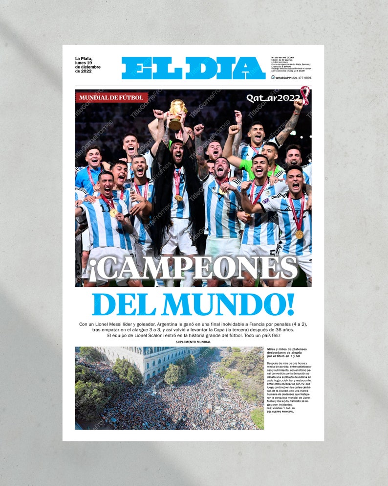 Może przedstawiać: Nagł&oacute;wek gazety głosi "&iexcl;CAMPEONES DEL MUNDO!" ze zdjęciem argentyńskiej drużyny piłkarskiej świętującej zwycięstwo w Pucharze Świata. Nagł&oacute;wek jest po hiszpańsku i oznacza "Mistrzowie Świata!"