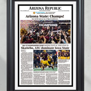 Op de afbeelding: Een ingelijste krantenpagina van de Arizona Republic, met de kop "Arizona State: Champs!" en een foto van een voetbalteam dat viert. De lijst is zwart.