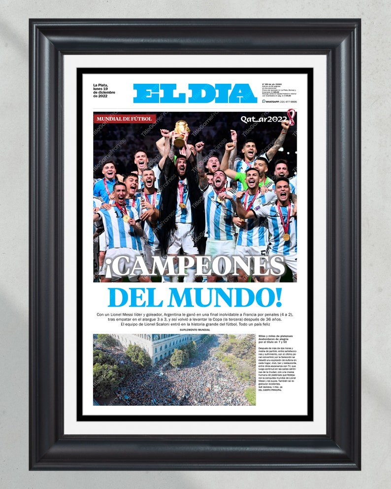 Może przedstawiać: Nagł&oacute;wek gazety w języku hiszpańskim brzmi "&iexcl;CAMPEONES DEL MUNDO!" ze zdjęciem argentyńskiej drużyny piłkarskiej świętującej zwycięstwo w Pucharze Świata. Nagł&oacute;wek tłumaczy się na "Mistrzowie Świata!" w języku angielskim.
