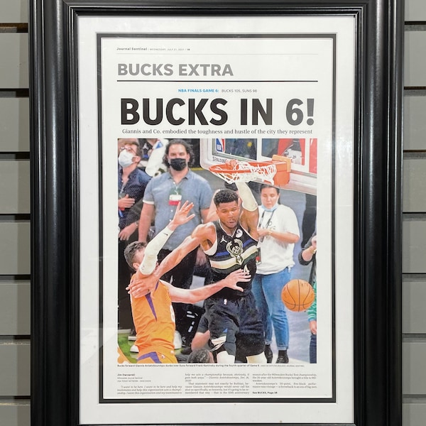 Stampa della prima pagina del giornale incorniciato del campionato NBA 2021 dei Milwaukee Bucks "Bucks in Six".