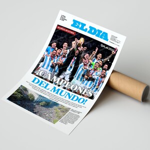 Może przedstawiać: Nagł&oacute;wek gazety głosi "&iexcl;CAMPEONES DEL MUNDO!" ze zdjęciem grupy piłkarzy świętujących z trofeum Pucharu Świata. Nagł&oacute;wek jest po hiszpańsku i oznacza "Mistrzowie Świata!"