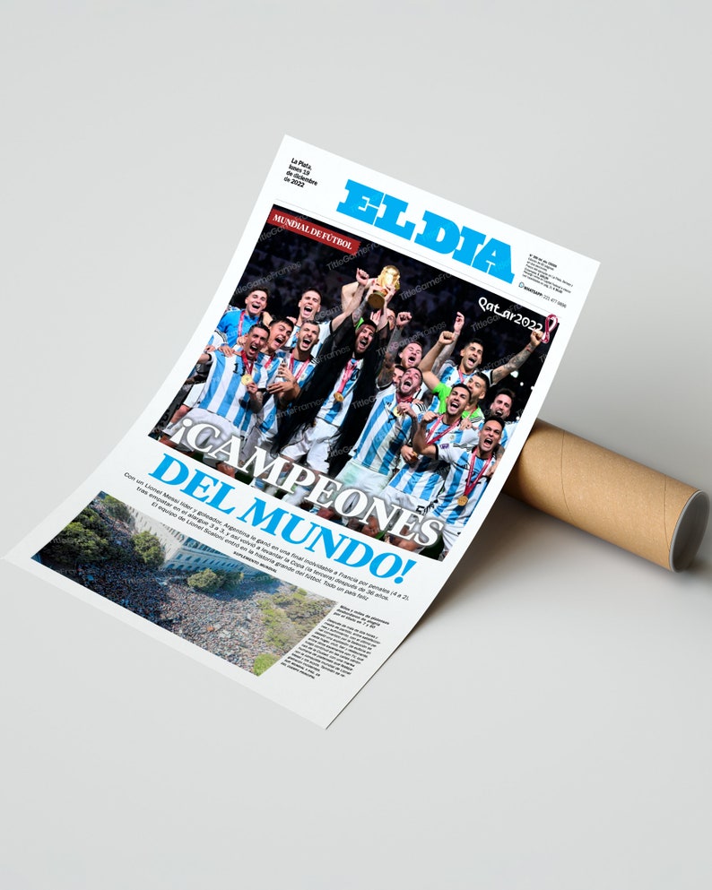 Może przedstawiać: Nagł&oacute;wek gazety głosi "&iexcl;CAMPEONES DEL MUNDO!" ze zdjęciem grupy piłkarzy świętujących z trofeum Pucharu Świata. Nagł&oacute;wek jest po hiszpańsku i oznacza "Mistrzowie Świata!"