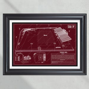 Może przedstawiać: Biało-czerwona architektoniczna ilustracja w stylu planu stadionu piłkarskiego Uniwersytetu Fordham, Fordham Rams, z tekstem "TITLE GAME" i dużym "F" w prawym górnym rogu. Plan zawiera szczegóły dotyczące układu stadionu, miejsc siedzących i otaczających obszarów.