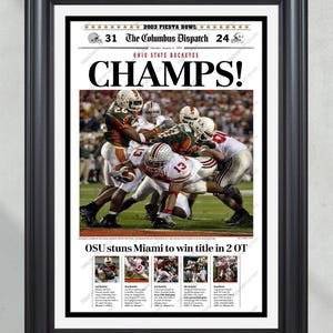 Portada de periódico enmarcada de los Ohio State Buckeyes, campeones nacionales de fútbol americano universitario de la NCAA en 2002.