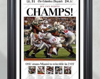 Primeira página do jornal emoldurada comemorando o título de campeões nacionais de futebol americano universitário da NCAA de 2002 do Ohio State Buckeyes.