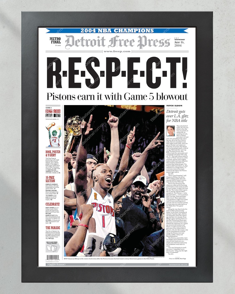 Może przedstawiać: Oprawiona strona tytułowa gazety Detroit Free Press, świętująca mistrz&oacute;w NBA 2004. Nagł&oacute;wek brzmi "R-E-S-P-E-C-T!" ze zdjęciem zespołu Pistons świętującego zwycięstwo. Rama jest czarna.