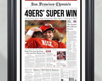 Może przedstawiać: Winietkowa pierwsza strona gazety San Francisco Chronicle z 26 stycznia 1995 roku z nagłówkiem "49ERS' SUPER WIN". Podtytuł brzmi "49-26 rout gives San Francisco fifth title - Young is MVP". Na zdjęciu widoczny jest Jerry Rice w czerwono-złotym stroju San Francisco 49ers. Artykuł w gazecie podkreśla zwycięstwo San Francisco 49ers w Super Bowl XXIX.