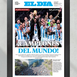 Może przedstawiać: Nagł&oacute;wek gazety w języku hiszpańskim brzmi "&iexcl;CAMPEONES DEL MUNDO!" ze zdjęciem argentyńskiej drużyny piłkarskiej świętującej zwycięstwo w Pucharze Świata. Nagł&oacute;wek tłumaczy się jako "Mistrzowie Świata!"