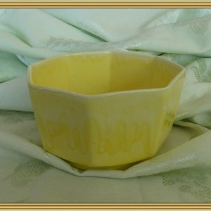 Jahrgang Octagon 6&quot; Vase, Schale Tropf Glasur gelb, Kunst Keramik #J-17, USA