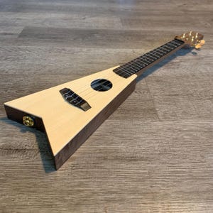 Electric Ukulele (Walnut)