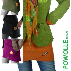 Könnte beinhalten: Eine Sammlung von bunten Woll-Wickelröcken mit einem einzigartigen Design. Jeder Rock verfügt über einen einzigen Knopfverschluss und einen kontrastierenden Stoffbesatz. Die Röcke sind in verschiedenen Farben erhältlich, darunter Burgunderrot, Blau, Grün, Schwarz und Pink.