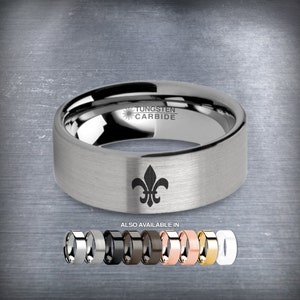 Fleur de Lis Símbolo láser grabado anillo de boda de tungsteno, cepillado