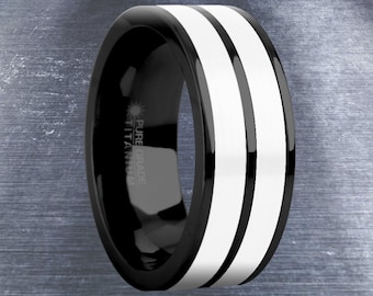 Anillo de boda de cerámica blanca cepillada con incrustaciones de titanio negro pulido