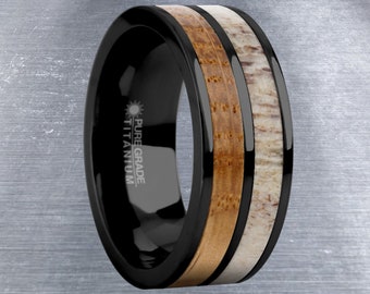 Anillo de bodas de titanio negro con asta de ciervo real de madera de barril de whisky