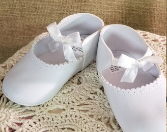 Sweet Baby shoes with a bow ~ Excellent Condtion (21 Vin73)