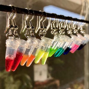 Pendientes de tubo de PCR coloridos y personalizables, hechos a mano. Joyas para nerds científicos. Regalo de biología y química para científicos y profesores. Pendientes de ADN.