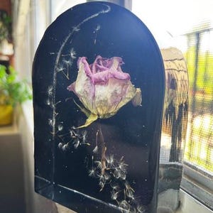Rosa preservada en resina con semillas de diente de león: una decoración de escritorio única