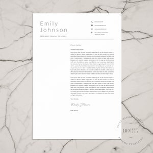Może przedstawiać: Białe pismo motywacyjne z czarnym nagł&oacute;wkiem, kt&oacute;ry brzmi "Emily Johnson Freelance Graphic Designer". Pismo motywacyjne zawiera standardowy szablon pisma motywacyjnego z tekstem "Cover Letter" i podpisem na dole, kt&oacute;ry brzmi "Emily Johnson".
