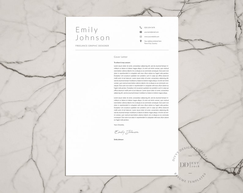 Może przedstawiać: Białe pismo motywacyjne z czarnym nagł&oacute;wkiem, kt&oacute;ry brzmi "Emily Johnson Freelance Graphic Designer". Pismo motywacyjne zawiera standardowy szablon pisma motywacyjnego z tekstem "Cover Letter" i podpisem na dole, kt&oacute;ry brzmi "Emily Johnson".