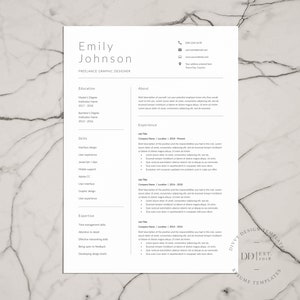 Może przedstawiać: Minimalistyczny szablon CV z białym tłem i czarnym tekstem. CV zawiera sekcje dotyczące wykształcenia, doświadczenia zawodowego, umiejętności i wiedzy specjalistycznej. Na g&oacute;rze CV widnieje imię i nazwisko "Emily Johnson", a pod nim tytuł "Freelance Graphic Designer".