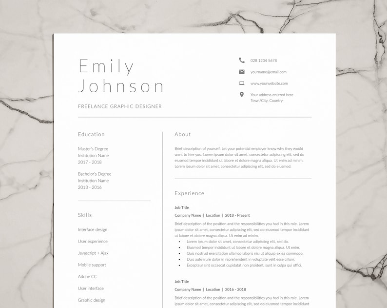 Może przedstawiać: Szablon CV z białym tłem i czarnym tekstem. CV jest dla Emily Johnson, freelancerki zajmującej się grafiką. CV zawiera sekcje dotyczące edukacji, umiejętności, doświadczenia i informacji o sobie.