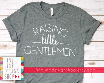 Raising Little Gentlemen SVG - Mamma till pojkar SVG - Mammaskjorta Svg - Mors dag Svg Cut-fil för Cricut, Silhouette, Stryk-på utskrivbar bild