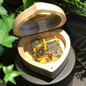 Heart-shaped Wind-up Music Box | Maple Wood | Rosewood | Walnut | Custom Engraving | Choice of Over 100 Pop-jazz Classics | Free Gift Box